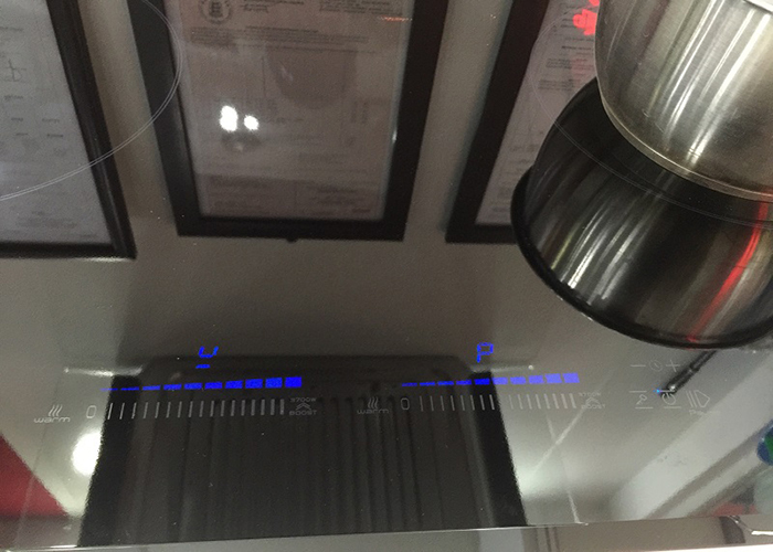 Bếp từ Eurosun EU-T800G sử dụng bàn phím dạng slide trượt cảm quang